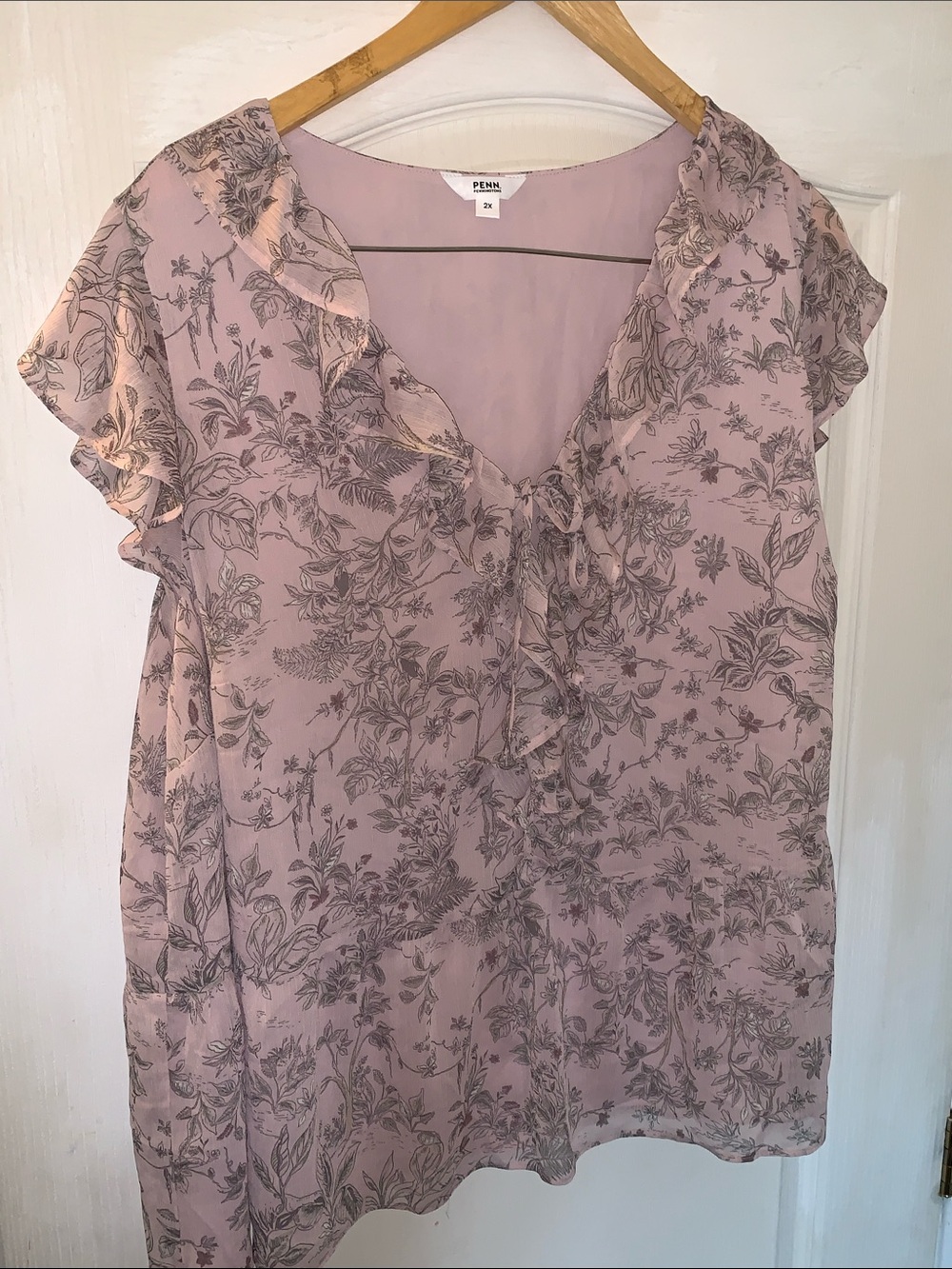 Pink Beautiful Blouse 🩷 Floral Ruffle V-Neck Blouse 2X Penningtons